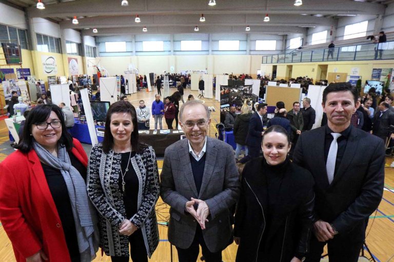 A Feira das Ensinanzas de Ponteareas esperta a curiosidade do público