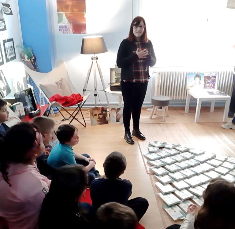 Nenos e nenas do CEIP Pintor Antonio Fernández de Goián reciben a visita da escritora Iria Misa