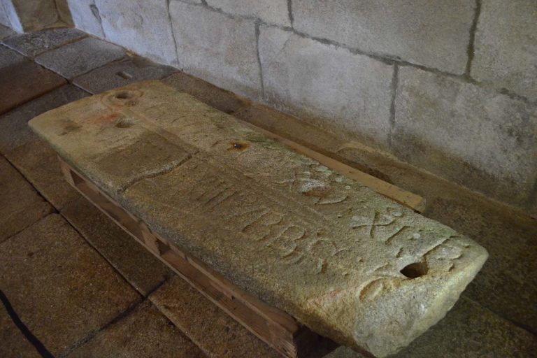 Oia traslada á igrexa de Santa María unha lápida sepulcral do século XIII