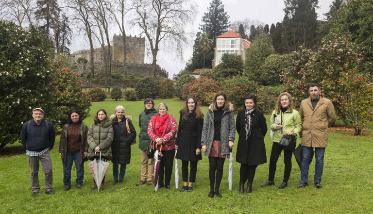 A Deputación promociona a Ruta das Camelias cunha visita guiada aos xardíns do Castelo de Soutomaior