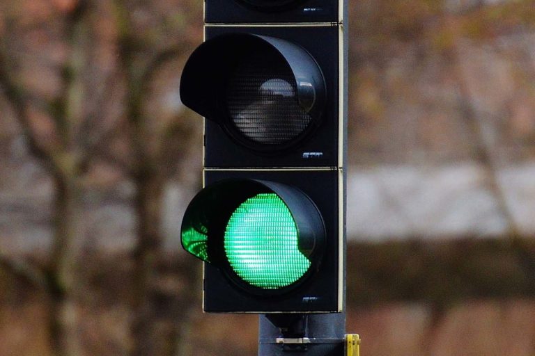 Un semáforo mellorará a seguridade viaria nas inmediacións do colexio de Angorén, en Chapela