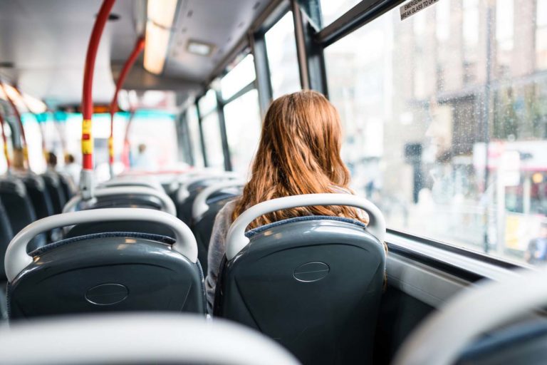 A Valedora do Pobo admite a trámite a queixa dunha estudante pola falta de transporte público en Redondela