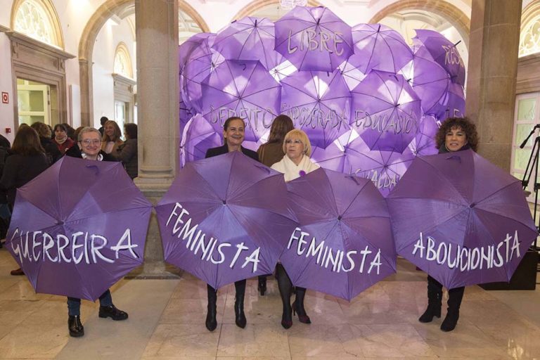 A Deputación levanta no Pazo Provincial ‘un muro de paraugas para a defensa da igualdade”