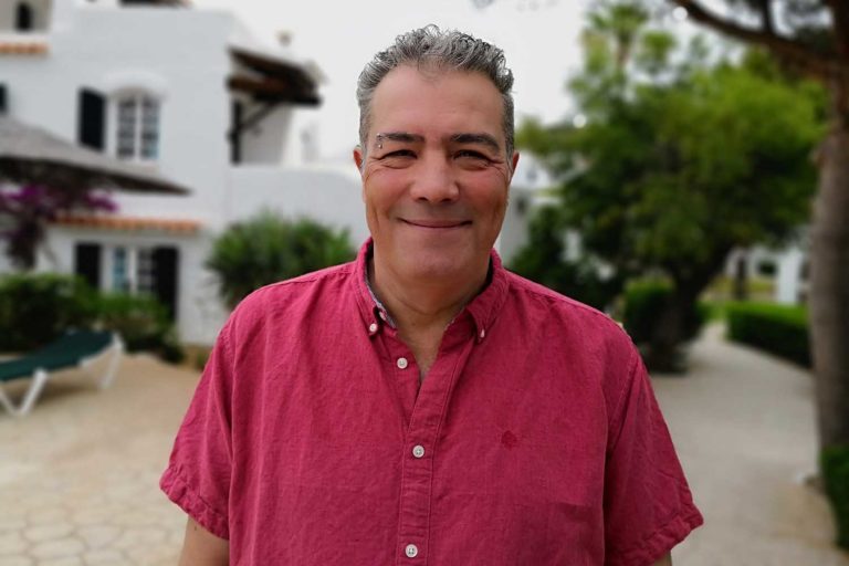 Amador Castro Moure fala en Ponteareas da súa novela ‘Shangai a Barcelona’ nunha nova edición de Venres D_letras