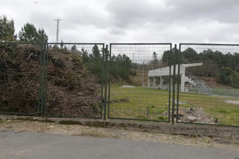 AporM insta ao goberno local a que deixe de acumular biomasa no campo de fútbol da Lagoa