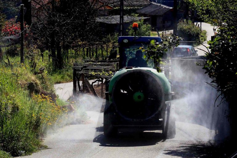 Tres adegas de Arbo colaboran na desinfección de mobiliario urbano, colectores e núcleos de poboación