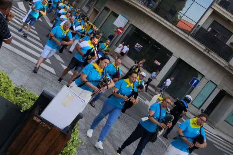 A Agrupación Gaiteira de Salceda agasalla música contra o coronavirus