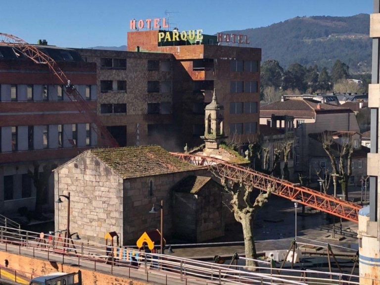 Unha grúa de grandes dimensións cae sobre a capela do Cristo no Porriño