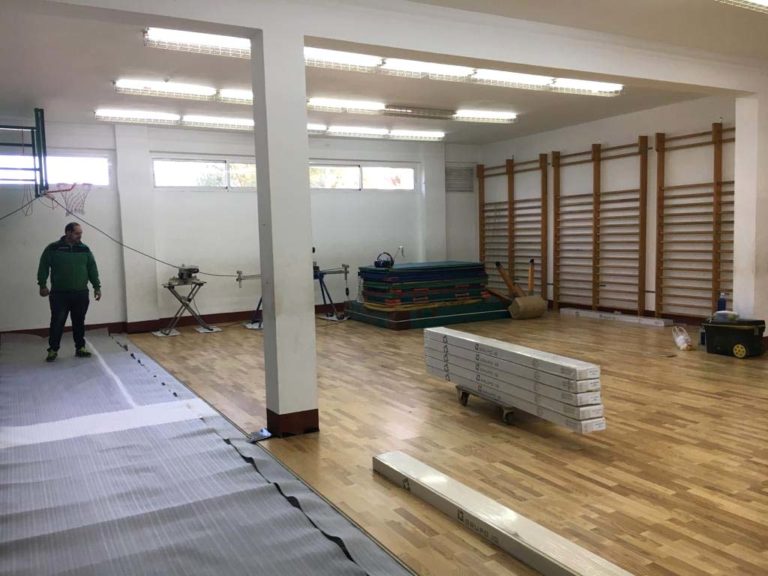 Nigrán instala parqué flotante en madeira no pavillon do CEIP Carlos Casares aproveitando o parón escolar