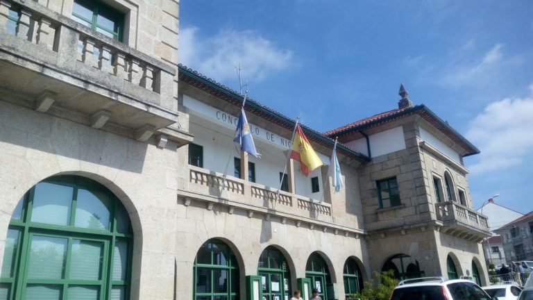 Nigrán bonificará os recibos de auga e lixo ao sector hostaleiro e crea unha bolsa para a contratación de artistas locais
