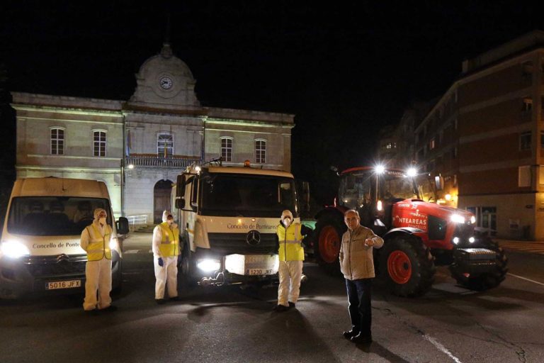 Ponteareas reforza a desinfección diaria das rúas cun tractor atomizador