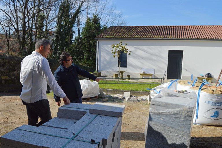 Tomiño procede á rehabilitación enerxética da antiga Escola Obgradoiro de Goián