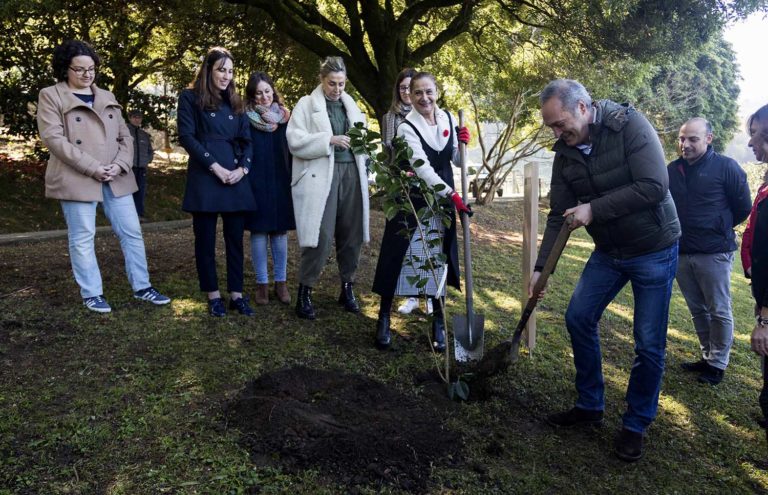 Carmela Silva celebra a plantación da camelia ‘María Vinyals’ a primeira “con nome de muller”