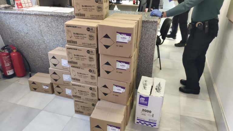 Policía Local de Mos e Garda Civil interveñen 11.000 luvas, 124 litros de alcohol sanitario e 510 mascarillas