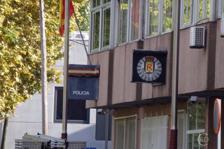 A Policía Local de Redondela detén a un mozo pola presunta comisión de tres delitos