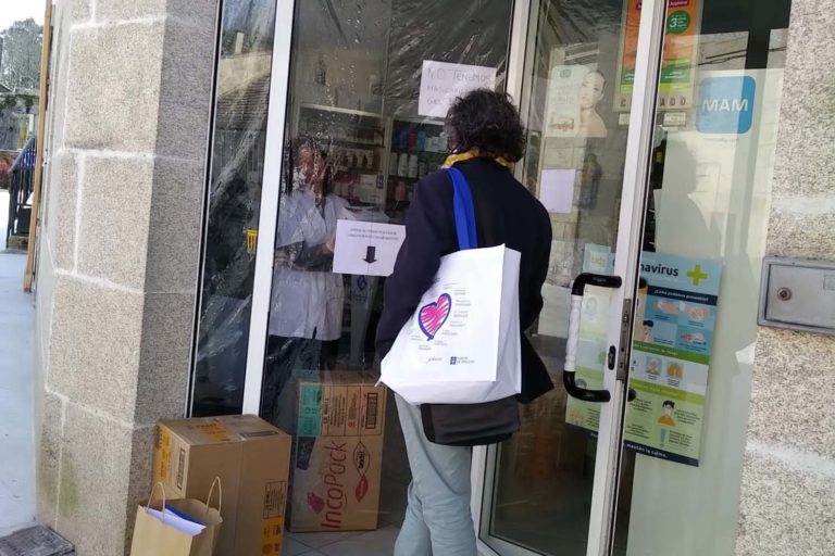 As Neves reparte mascarillas a todos os establecementos que teñen que estar abertos ao público