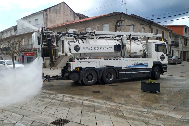 Arbo intensifica a campaña de desinfección coa axuda dun camión atomizador