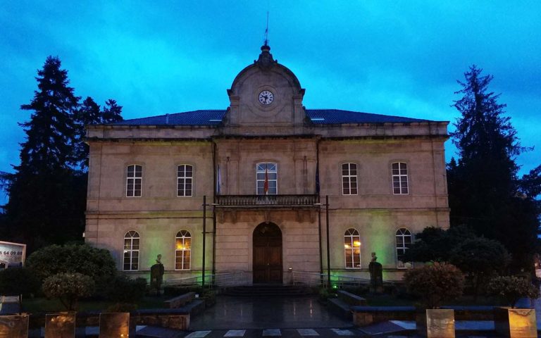 A Casa do Concello de Ponteareas tínguese de verde como homenaxe ás e aos profesionais que prestan servizos básicos