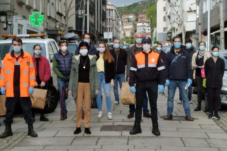 Protección Civil e persoas voluntarias de Baiona reparten máscaras de protección a poboación máis vulnerable