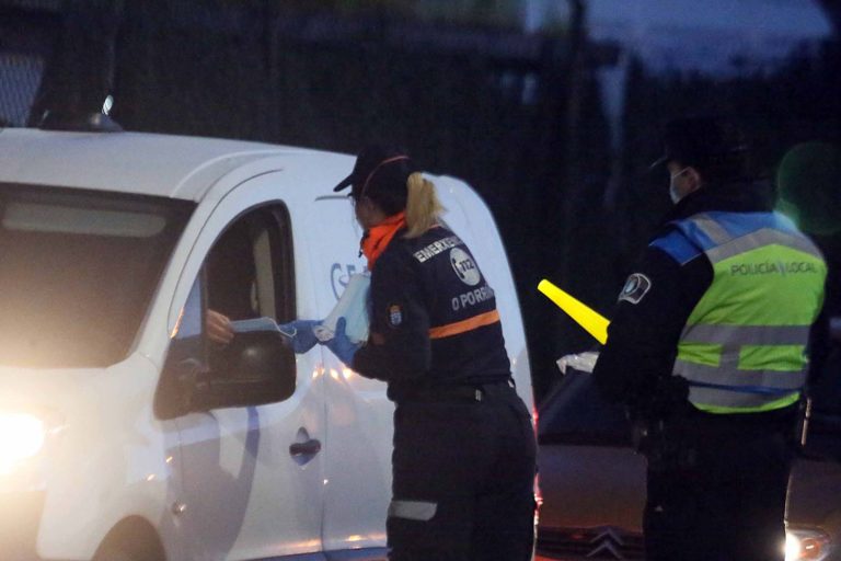 Policía Local e Protección Civil do Porriño entregaron máscaras de protección nos accesos aos polígonos industriais