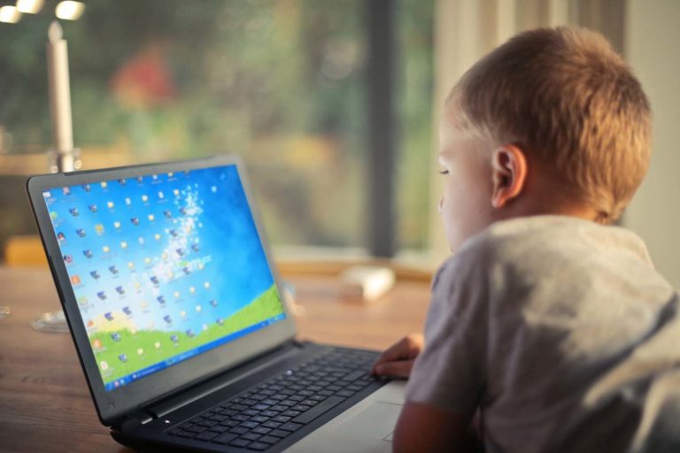 A Concellería de Ensino de Redondela colabora cos colexios para achegar as tarefas escolares aos fogares que carezan de internet