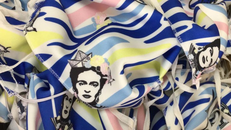 Nigrán recibe máscaras protectoras coa estampa de Frida Kahlo doadas pola firma de moda ‘Chill&Buy’