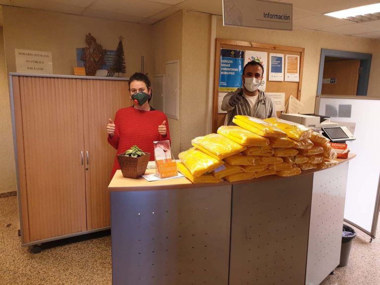 As veciñas do Porriño confeccionan elementos de protección para Policía Local, profesionais da sanidade e atención domiciliaria