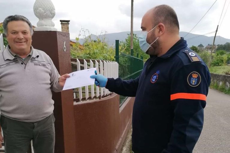 Policía Local de Redondela, Protección Civil e persoal municipal inician o reparto de máscaras cirúrxicas entre a cidadanía