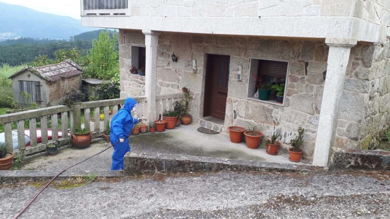 Viticutores de Arbo súmanse ás tarefas de desinfección contra o COVID-19
