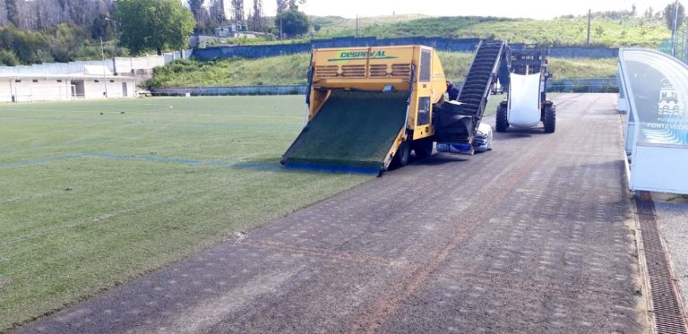 As Neves inicia o cambio de céspede do campo de fútbol ‘Pepe Capón’ moi danado polos incendios do 2017