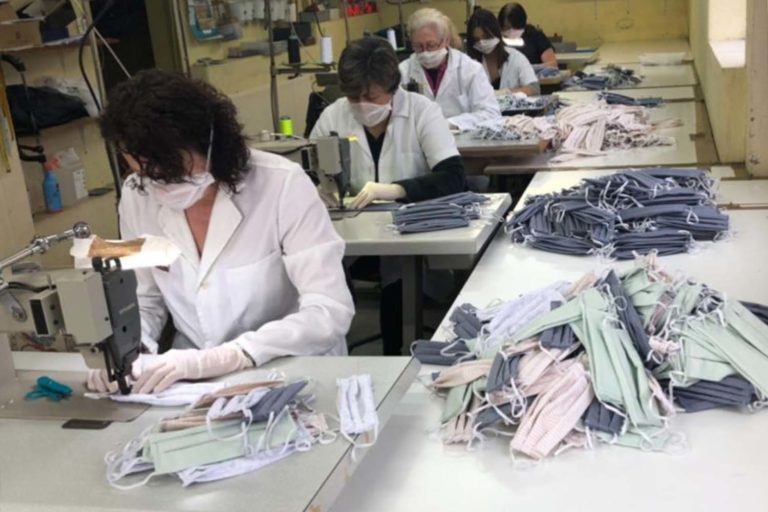 Un taller de costura do Rosal confecciona 1.000 máscaras hixiénicas reutilizables