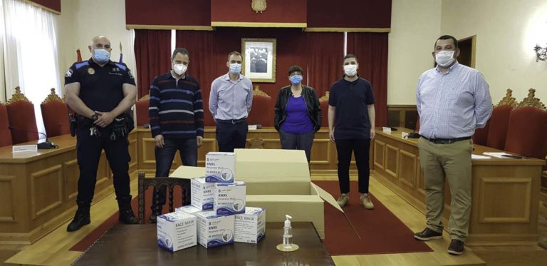 A Asociación El Nor entrega 500 máscaras de seguridade para Policía Local e Protección Civil de Tui
