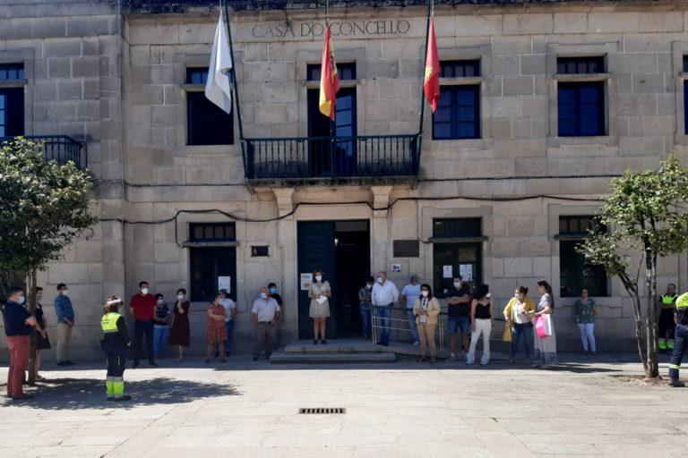 Bandeiras a media hasta e minuto de silencio en Redondela en lembranza das vítimas da COVID-19