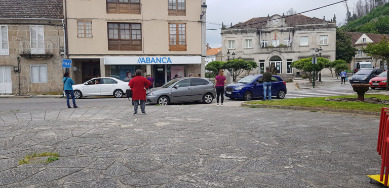 A presión do Goberno local e da veciñanza das Neves logra que Abanca volva a abrir de luns a venres