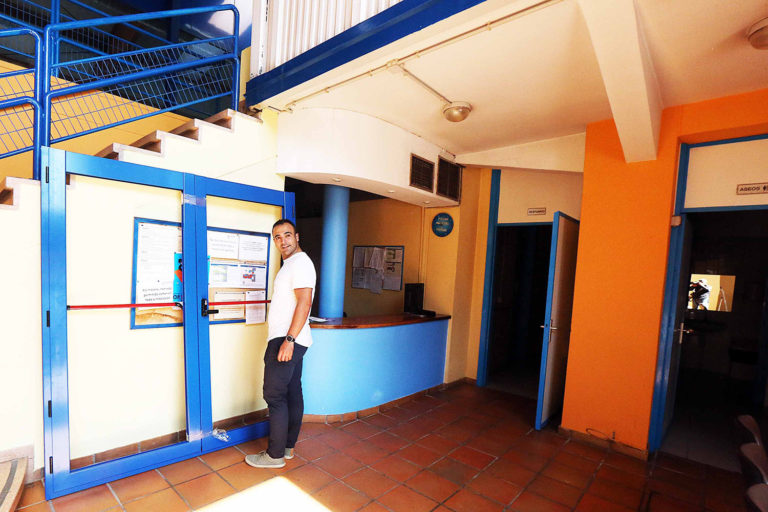 A piscina municipal do Porriño instala novas portas antipánico