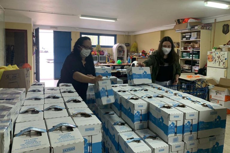 Cen familias de Mos recibiron hoxe a axuda alimentaria do programa ‘Mos Axuda’