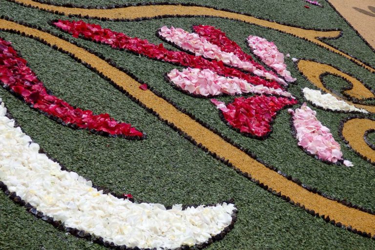 Ponteareas reclama da Xunta información sobre o expediente da declaración das alfombras do Corpus como BIC Inmaterial