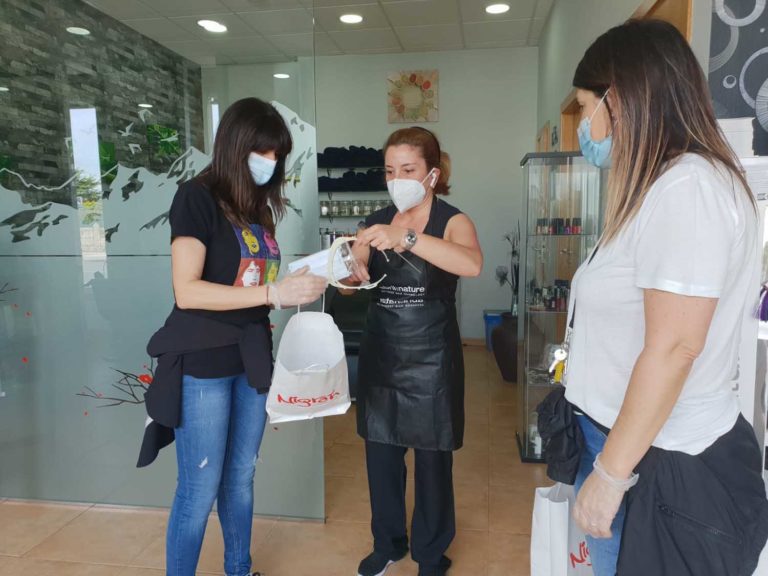 Nigrán inicia o reparto de máscaras de protección, pantallas e abreportas para os establecementos que abren ao público