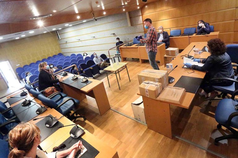 O Porriño entrega 250 routers e tarxetas para que os e as escolares poidan acceder ás clases por internet