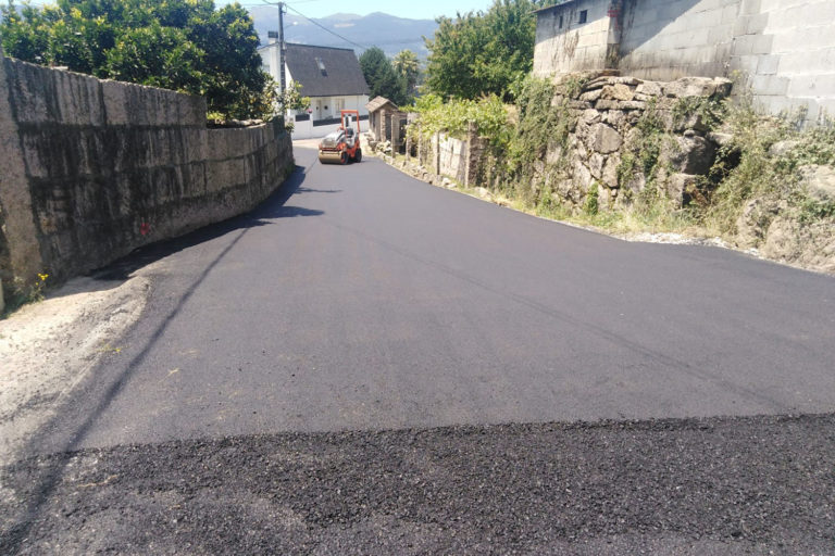 O Porriño pavimenta o camiño da Vacaría en Budiño