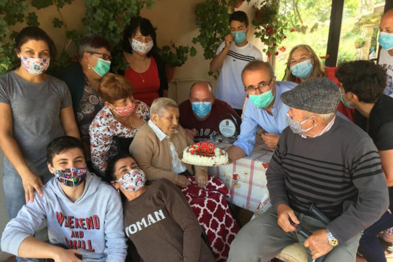 O alcalde de Nigrán agasalla a Benedicta Carrera no seu 100 aniversario