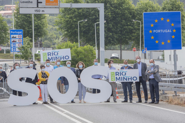 A protesta dos alcaldes e alcaldesas da ‘raia’ consegue a apertura de tres novos pasos na fronteira do Miño