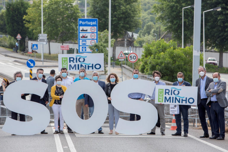 Os alcaldes da ‘raia’ protagonizan a primeira protesta conxunta pedindo solucións á circulación de traballadores transfronteirizos