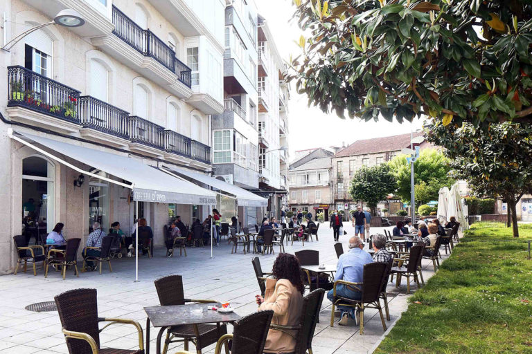 Ponteareas aproba a rebaixa das taxas das terrazas nun 95 %
