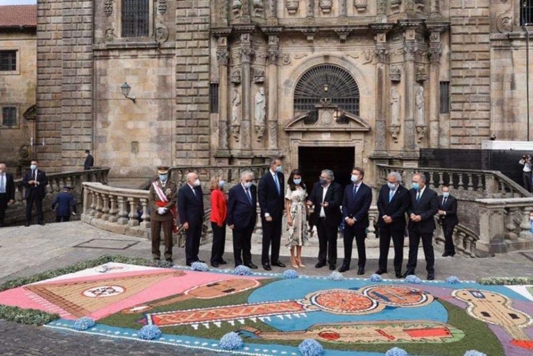 Alfombristas de Ponteareas participan en Santiago no deseño de tres tapices florais na honra do Apóstolo