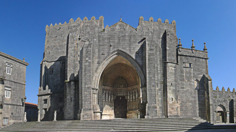 O exterior da  Catedral centra a nova visita guiada ao patrimonio tudense