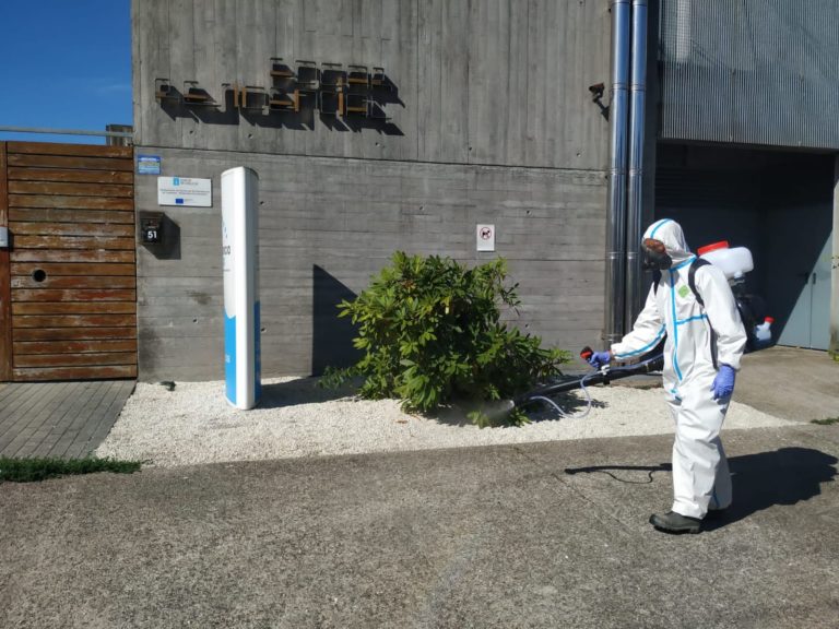O Concello de Redondela desinfecta o exterior dos Centros de Día que retoman a súa actividade hoxe