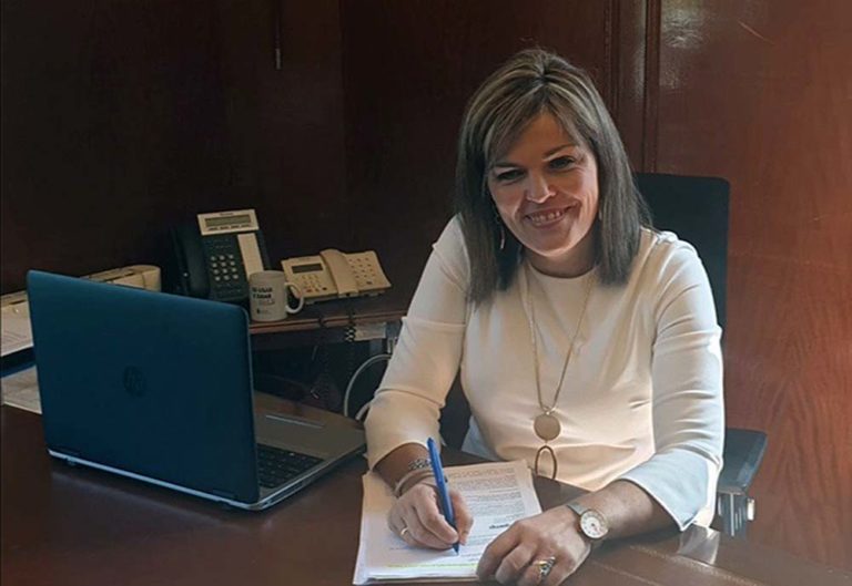 Digna Rivas consegue o compromiso de Abanca que manterá aberta a oficina de Cesantes