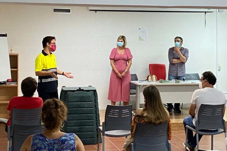 Baiona reparte 50 composteiros individuais entre a veciñanza nunha clara aposta pola compostaxe