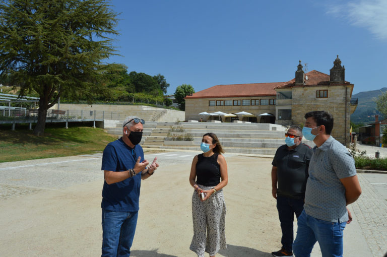 A organización de ‘La Vuelta 20’ fai unha nova visita a Mos para supervisar o espazo da saída da etapa número 15